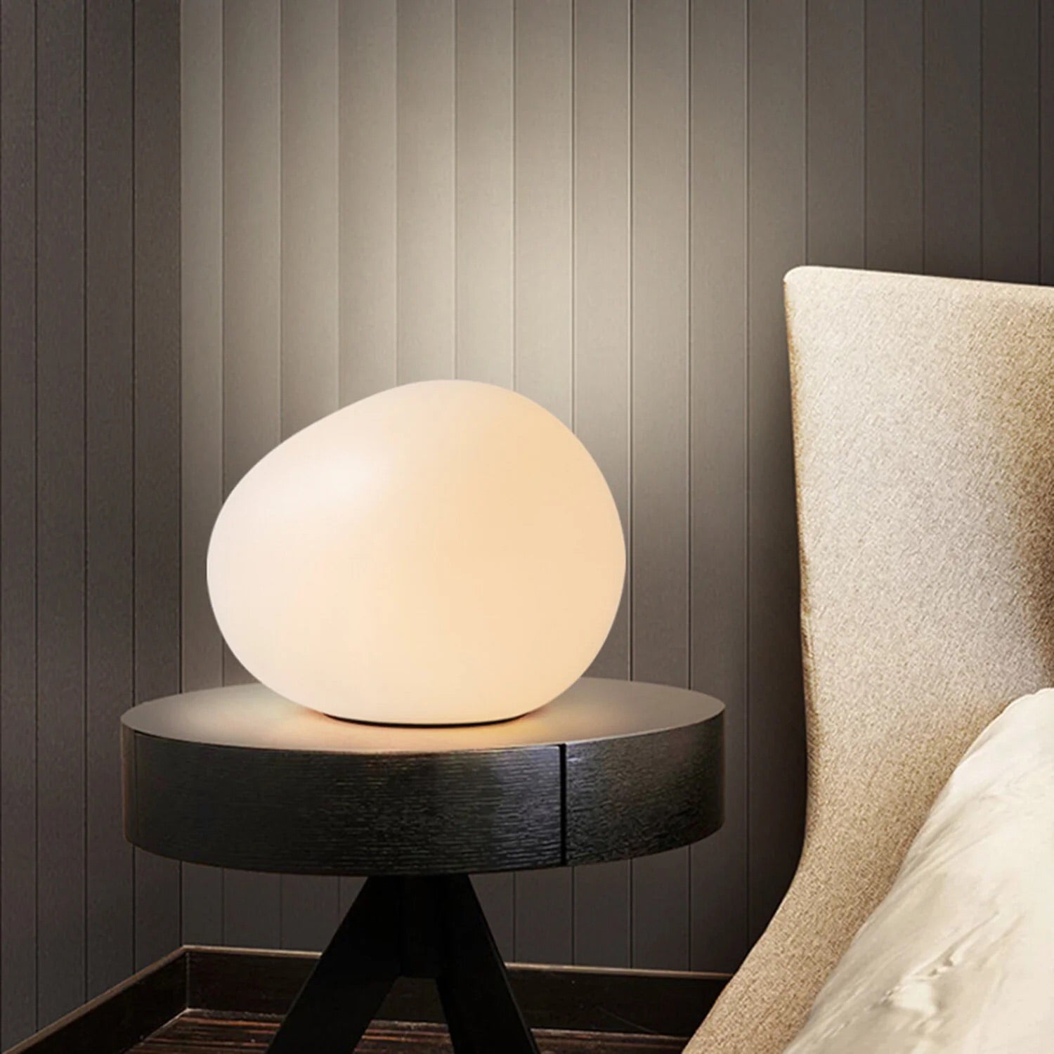 The Pluto Table lamp